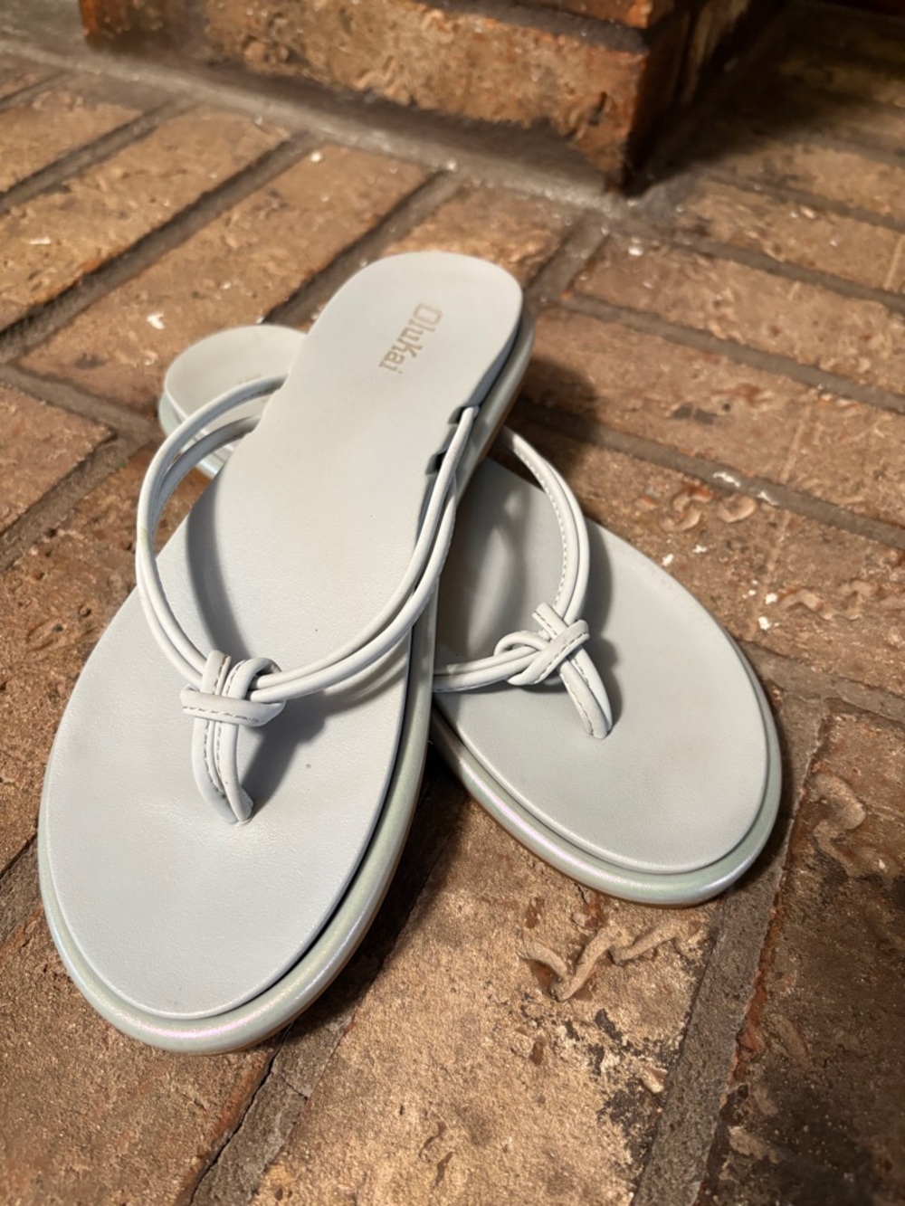 OluKai Women's Light Gray Knotted Thong Sandals